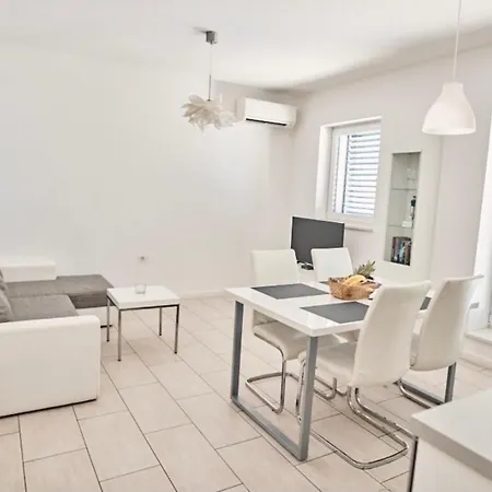 & Artemus Belveder Koper